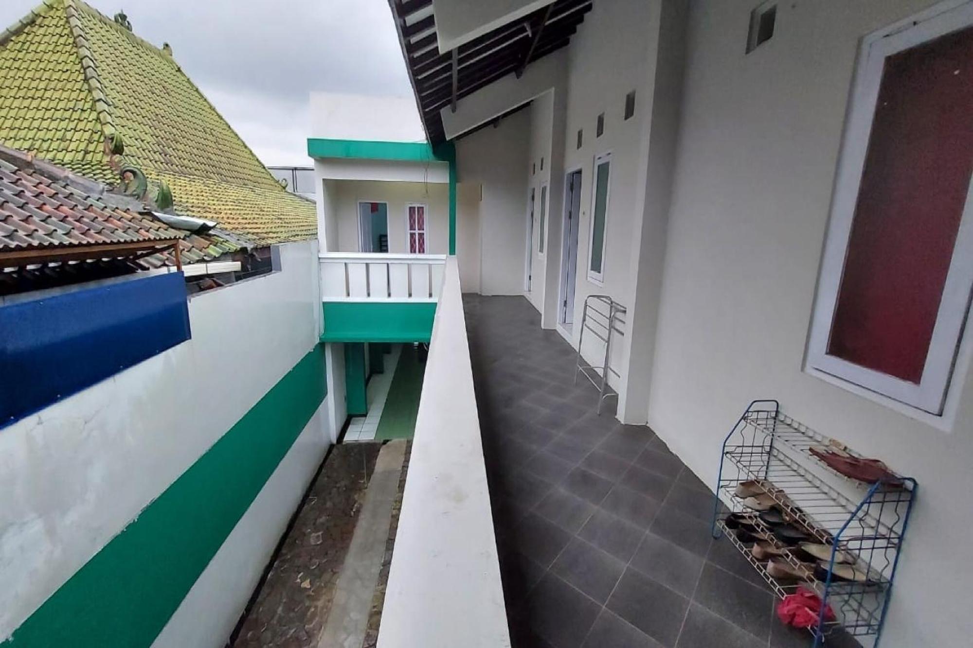 Oyo 90766 Gardenia Boarding House Hotel Purwokerto Bagian luar foto